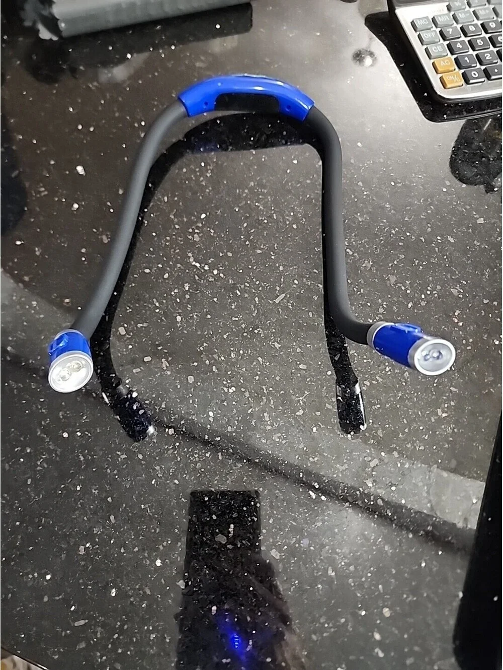 Luz De Lectura De Cuello Marca Vekkia Flexible Con 3 Niveles De Iluminacion